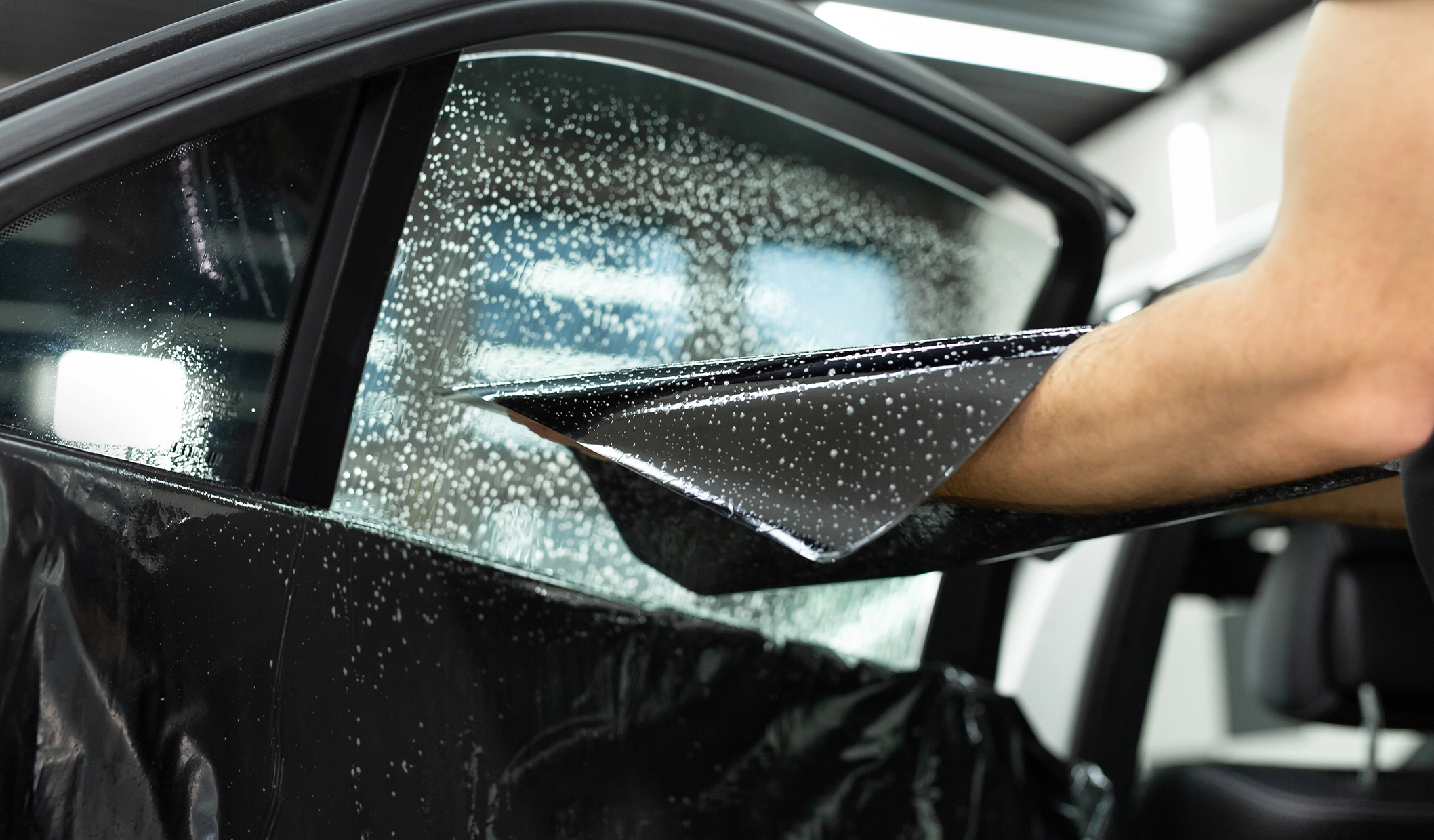 feat_image_applying window tint